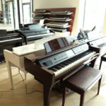 Plusieurs pianos numériques dans un magasin de musique