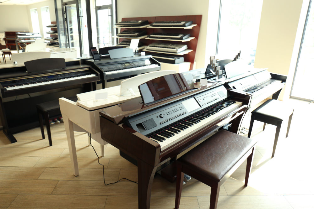 Plusieurs pianos numériques dans un magasin de musique
