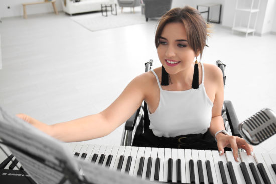Une fille souriante qui joue du piano numérique