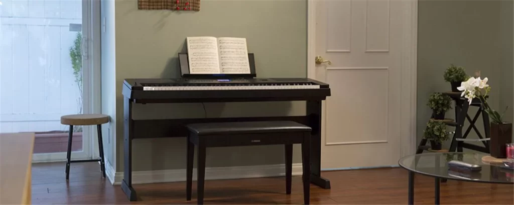 Un piano numérique dans un bel appartement.